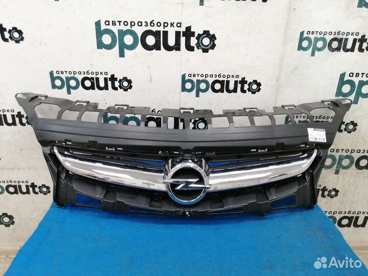Решетка радиатора 13368851 Opel Astra