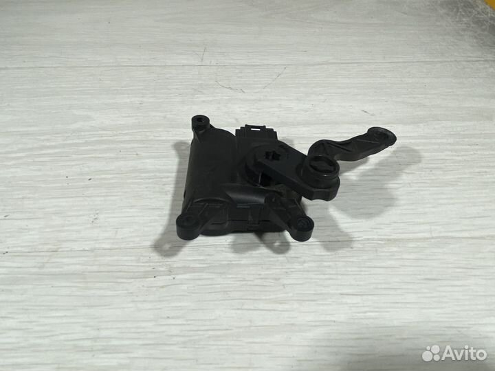 Мотор заслонки отопителя печки VW Touran