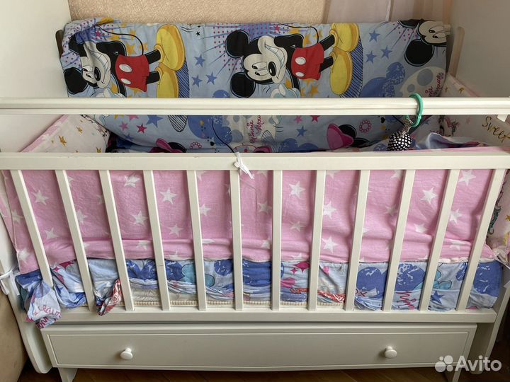 Детская кроватка с маятником