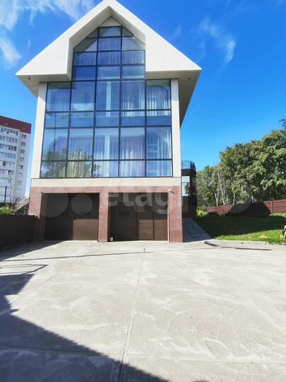 Дом 549 м² на участке 13,7 сот.