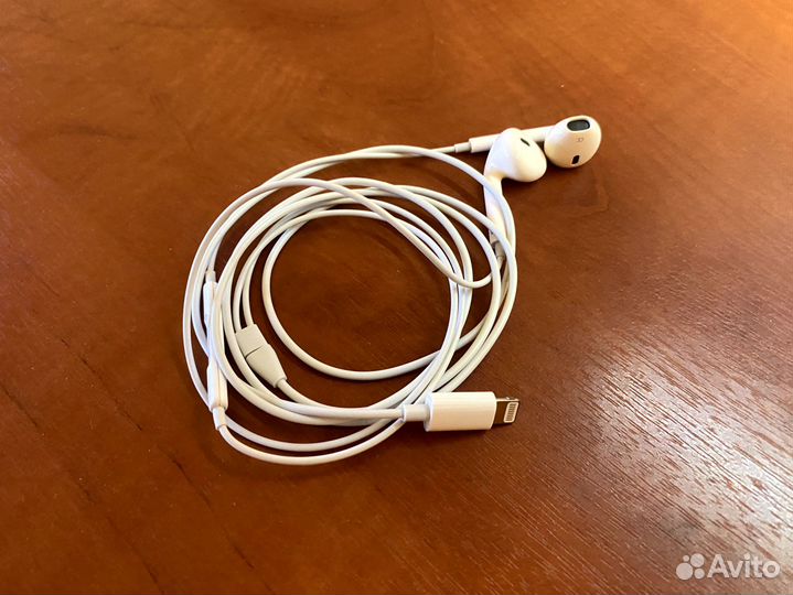 Проводная гарнитура Apple EarPods Lightning