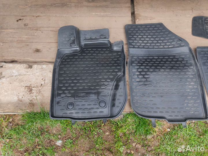 Полики на дастер террано