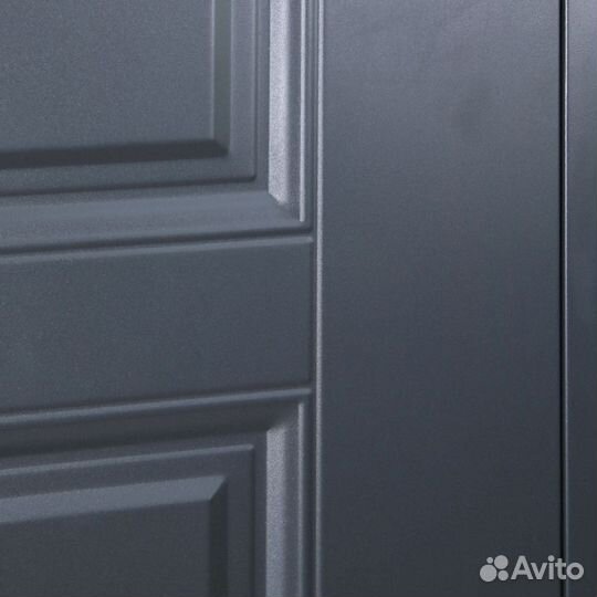 Дверь входная в квартиру с черной фурнитурой