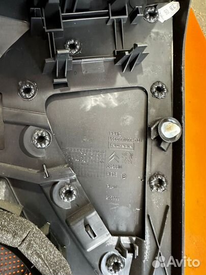 Обшивка двери правой на Peugeot 308