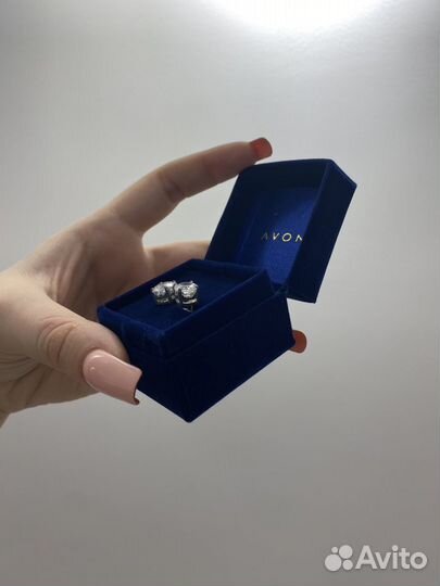 Серьги гвоздики в коробке