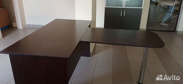 Офисный стол с переговорной зоной