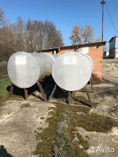 Ёмкость для воды 12 куб. и ёмкость для гсм