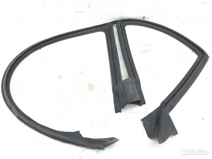 Уплотнитель ш-образный левый Subaru Legacy BL5