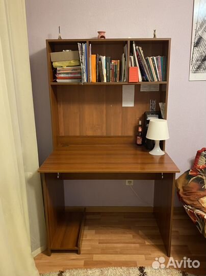 Рабочий стол с полками