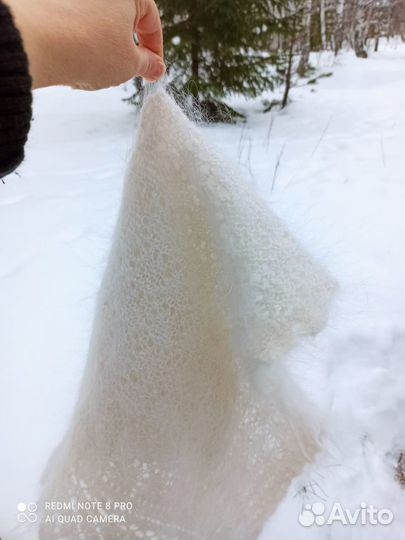 Пуховый полушалок ажурный белый