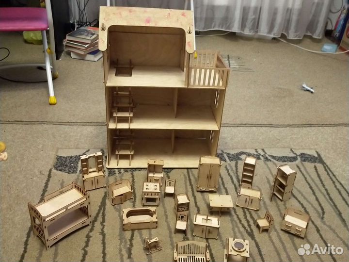 Деревянный домик с мебелью