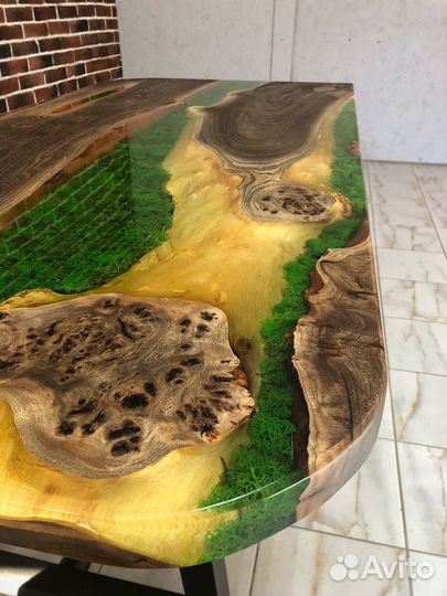 Стол со мхом