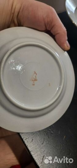 Тарелки белые с золотом
