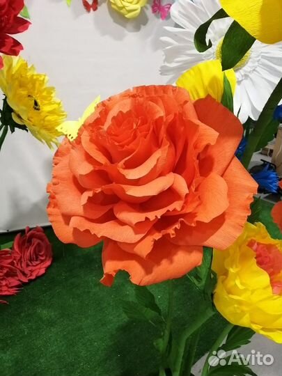 Ростовые цветы из гофро бумаги и оформлен.фотозон