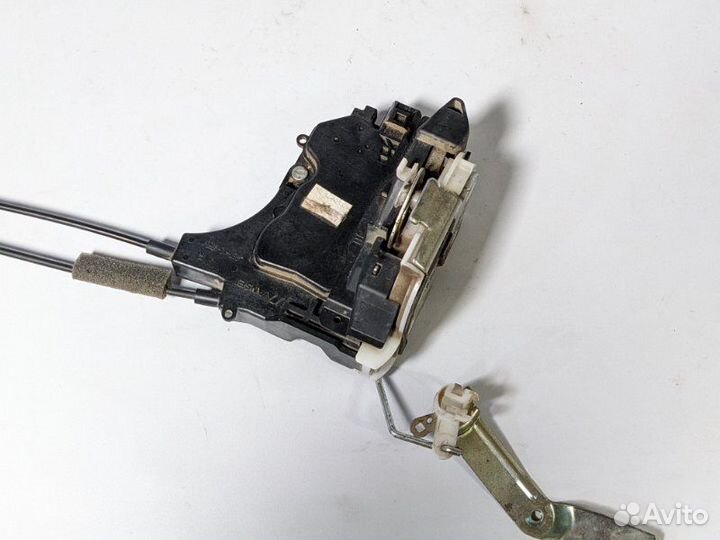 Замок двери передний правый Mitsubishi L200 4 4D56