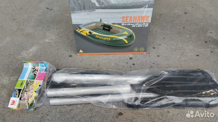 Продам лодку одноместную с веслами надувную