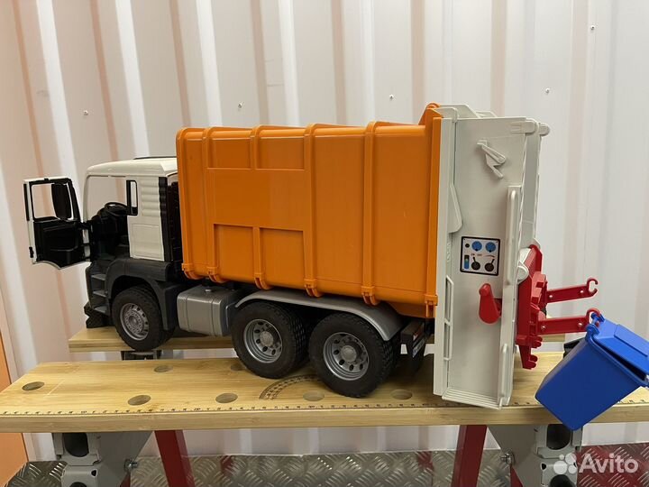 Мусоровоз bruder