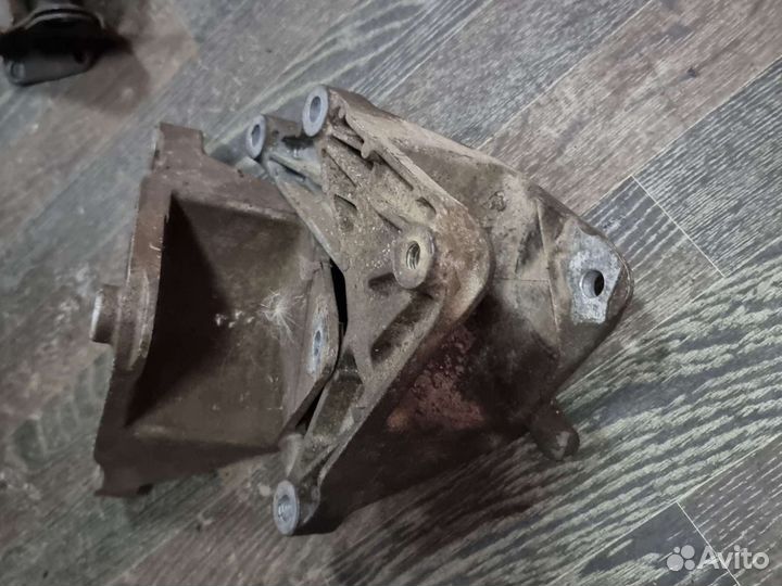 Кронштейн опоры МКПП задний Chevrolet Cruze