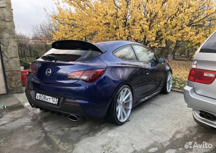 Накладка с диффузором Opel Astra J GTC
