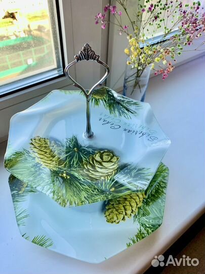 Ваза для фруктов на ножке