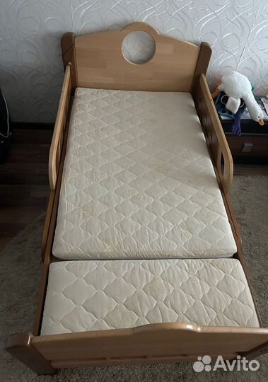 Деревянная детская кровать в виде корабля