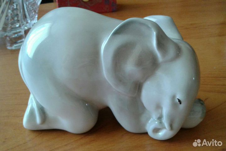 Статуэтка фарфоровая лфз спящий слоник