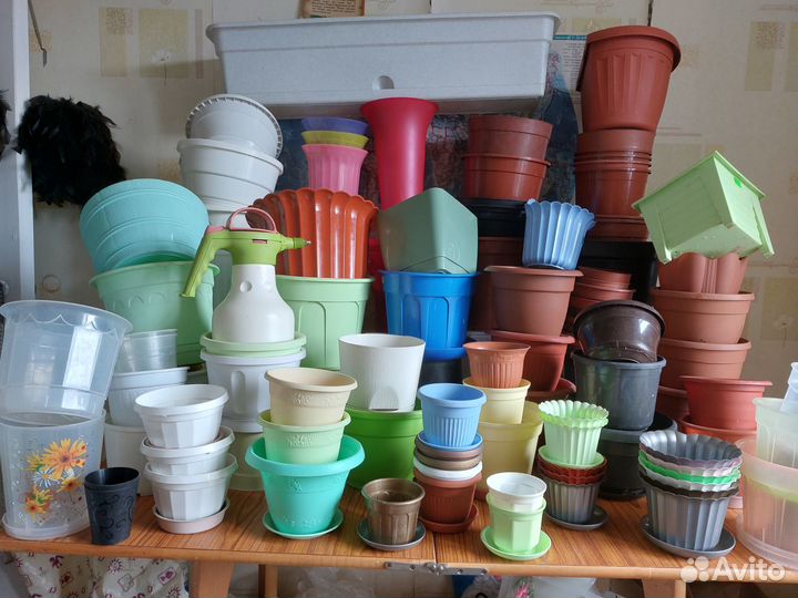 Новые пластивовые горшки, опоры для цветов