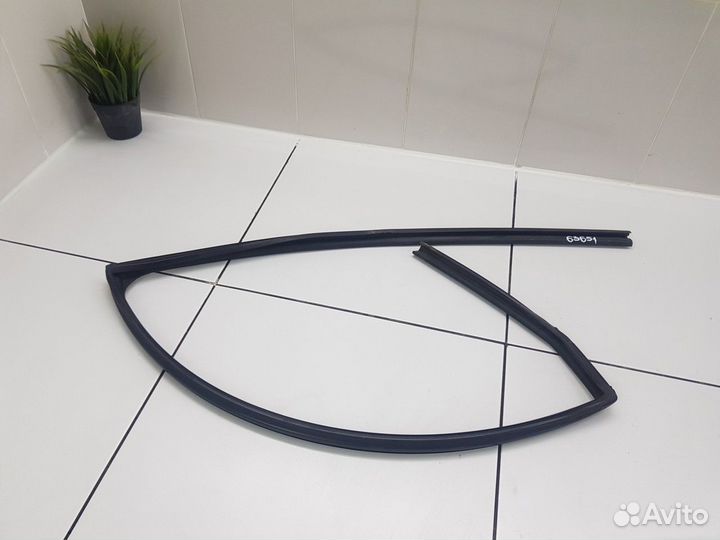 Уплотнитель стекла задней правой двери