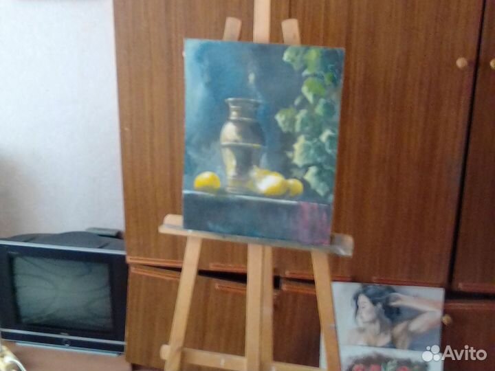 Мольберт для рисования, картины и ноутбук