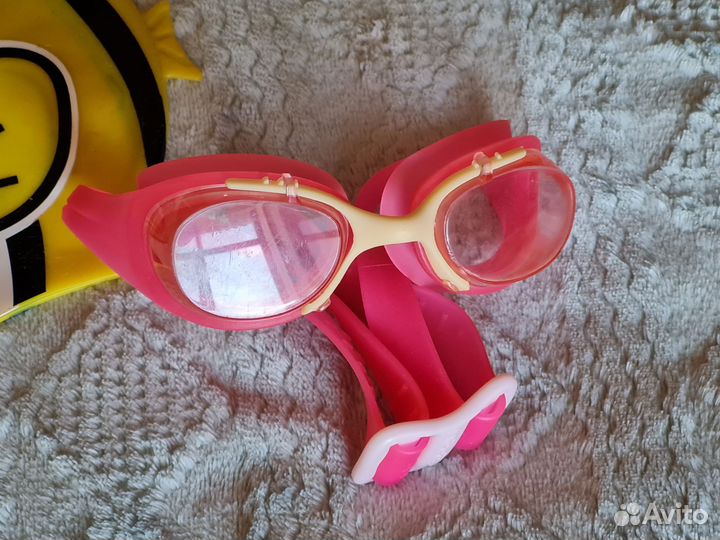 Очки и шапочка для плавания