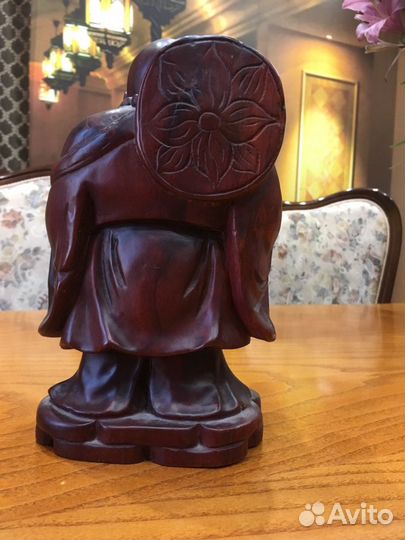 Красивая статуэтка