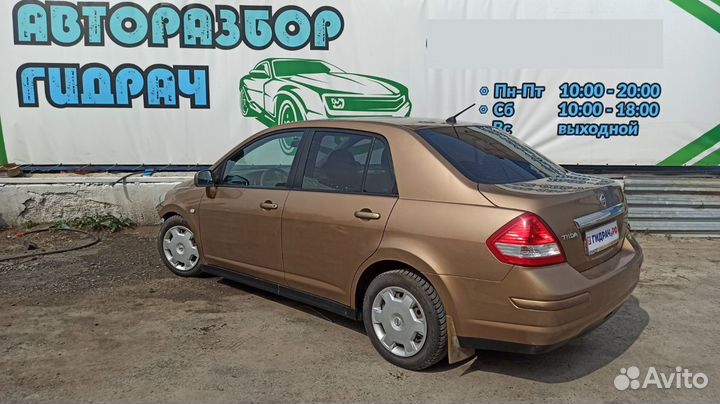 Направляющая стекла двери передней правой Nissan T