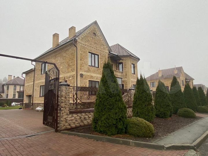 Коттедж 413 м² на участке 15 сот.