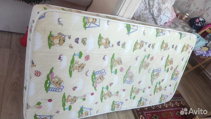 Детская кроватка с ящиками и матрасом