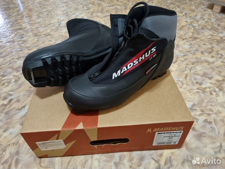 Продам лыжный комплект: лыжи, ботинки, палки