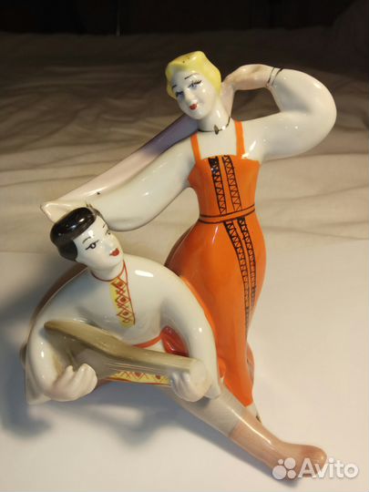 Фарфоровая статуэтка 