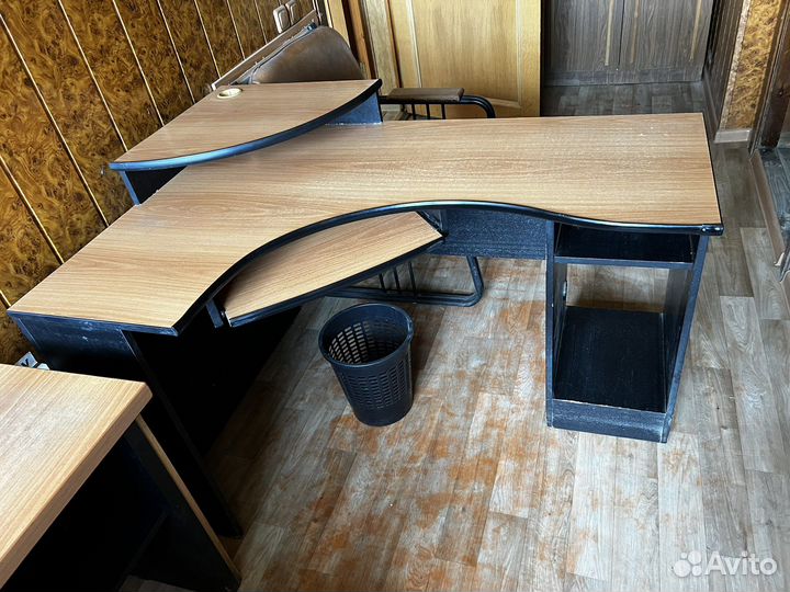 Компьютерный стол угловой с полками