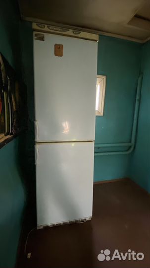 Старая мебель, холодтльник, газовая плита