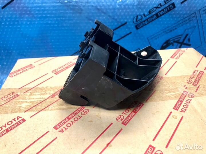 Кронштейн бампера задний правый Lexus Lx570