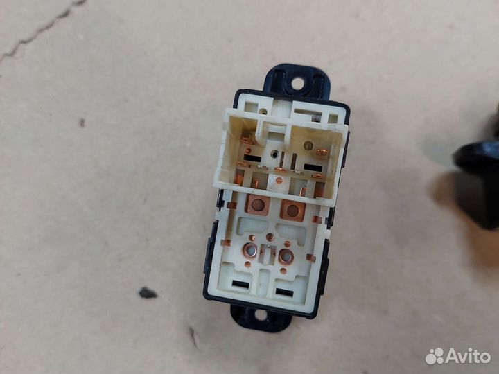 Кнопка стеклоподъемника Hyundai Sonata Elantra XD