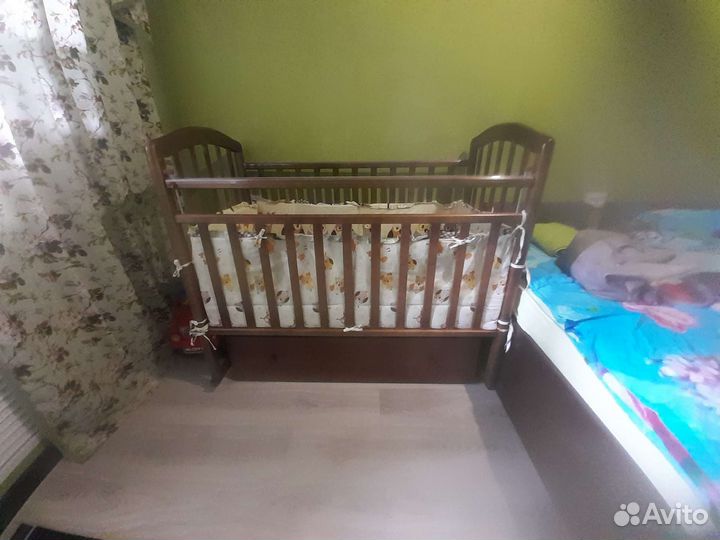 Детская кроватка с поперечным маятником