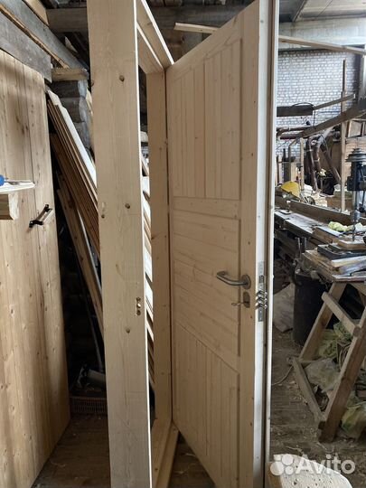 Дверь входная деревянная утепленная в дом