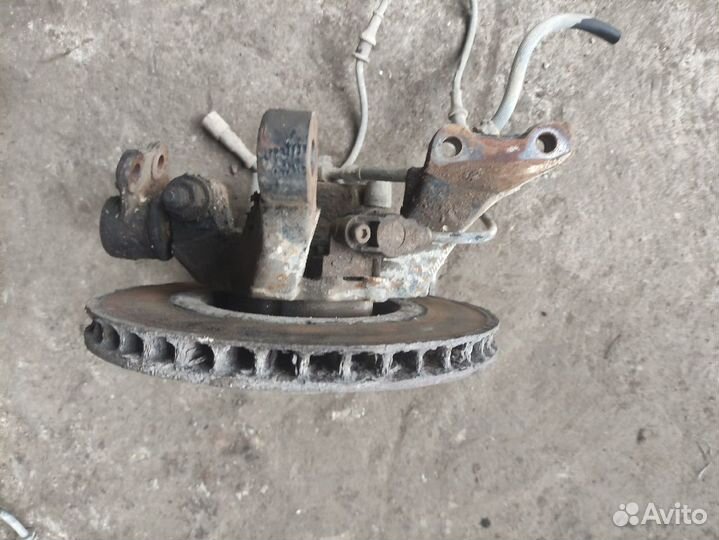 Правый передний кулак Opel Vectra B