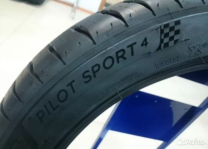 Michelin Pilot Sport 4 255/45 R18