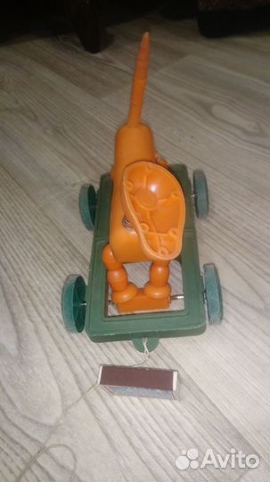 Игрушка собаки на тележке