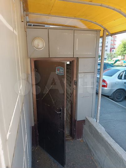 Отличный подвал с окнами в офисном здании