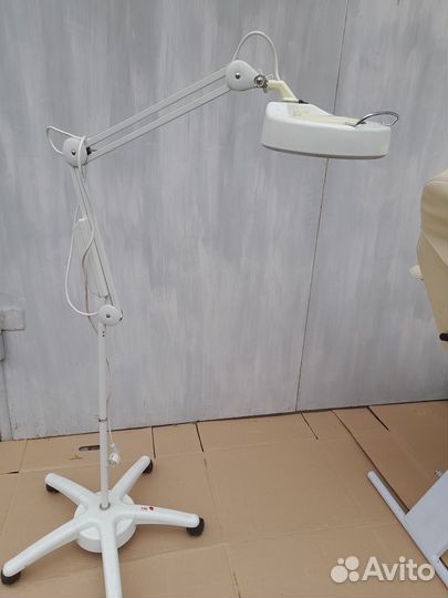 Лампа лупа напольная на колесиках б/у