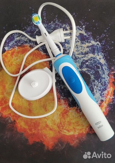 Электрическая зубная щетка oral b