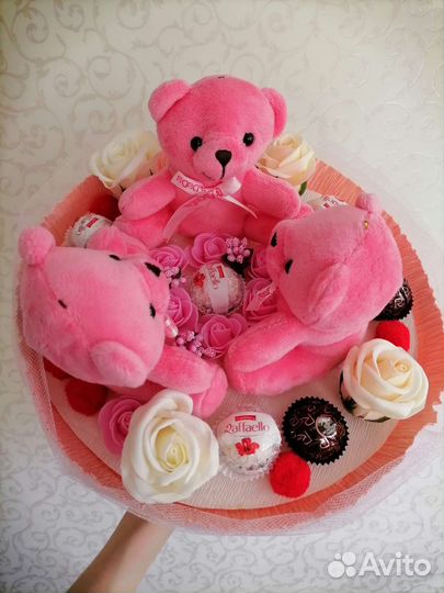 Букет из мишек, конфет и мыльных роз