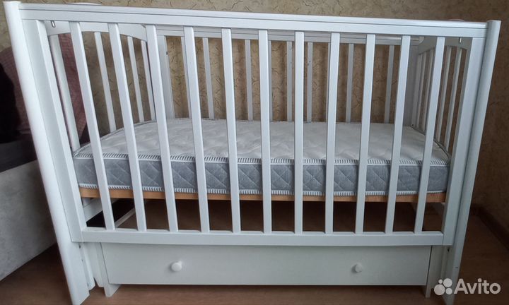 Детская кроватка с маятником и ящиком